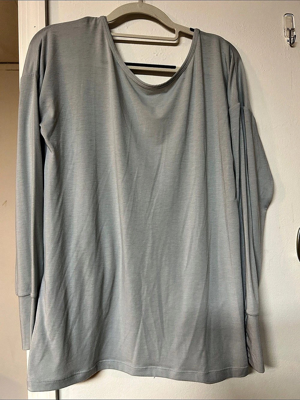 Peach Long Sleeve Top in Gray Size Medium Open Back